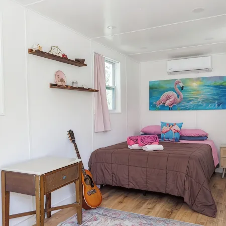 Flamingo Grove Glamping Site with AC Отели в г. Сентрал
