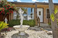 Mid Century Garden View Home Parking - 3-Star
