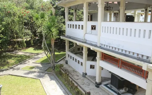Guest House Eboni Madiun - 2 ดาว