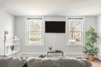 Modern and Bright with office+ walk to nearby Waterfront, 1st FL. - Lejligheder