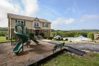 Big Bear Lodge-2 Pools, Private Hot Tub, Splash Pad, Pool Table- Brand New Home - 4 estrellas