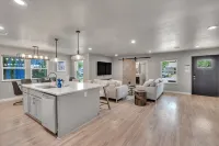 Fully Renovated 3 Bed/3Bath House 1 1/2 Blocks from AT&T Stadium - 4つ星