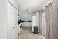 Lovely Updated 2bd house just minutes away from anything the Qc has to offer! - Homestays
