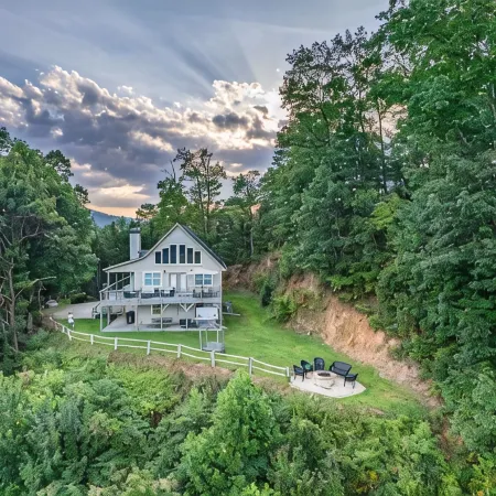 STUNNING MTN / RIVER VIEWS! 4bed/ 3bath  Hot tub, Firepit <15 min to Bryson City