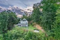 STUNNING MTN / RIVER VIEWS! 4bed/ 3bath  Hot tub, Firepit <15 min to Bryson City - Kuntosalit
