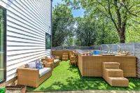7 Bdrm Compound DT Austin I Clubhouse I Pools Available I Sxsw Top Spots! - Bungalow