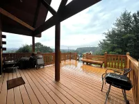 Cozy 3-bdrm cabin in Warrens with AC WiFi and a beautiful view off the back deck