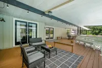 Beautiful Cozy Pool Oasis, 3/2 Heated Pool Home, Fenced, Pet Friendly, King Bed - 4-Star