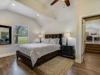 Cottage Near Lake Austin - Country Houses