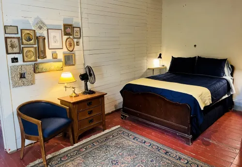 UP ON MAIN - a charming historic apartment in the heart of Eureka Springs