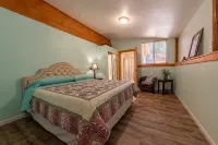 Lake Nahwatzel Resort, Cabin #3, Shared Dock just steps away! - Hytter