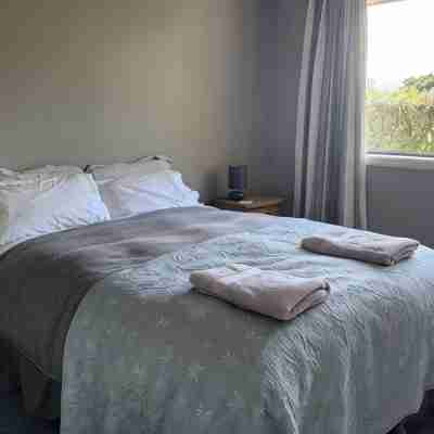 Waterfront & spacious.  Room for cars & boat trailer. 6KM from Havelock Marina Rooms