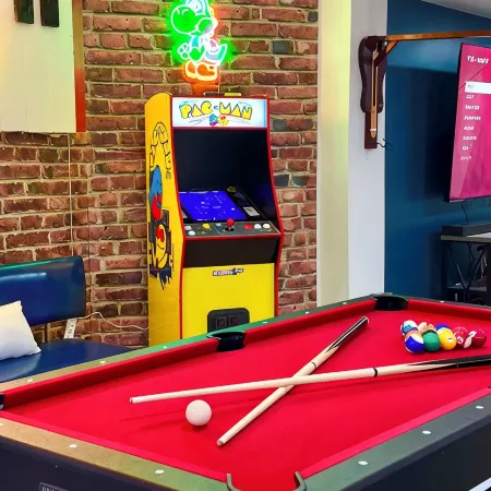 Modern Meets Vintage! 5 Bedrooms. Game Room, Patio, Fun!