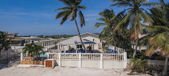 Directly on the Beach - Beachfront - Facing beach swimming pool - 5 bdrm Hoteles en Savaneta