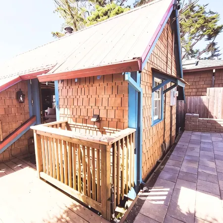 Romantic Waterfront/Fire Pit/Hot Tub/Mins. to Beaches & Restaurants/Pet Friendly
