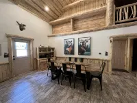 Cutthroat Cabin: Large cabin with creek, 5 min. to Terrace Lakes for golf - Alppimaja