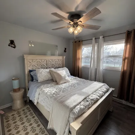 Charming Feathers Theme Home, King Bed, 2-bedroom house in Aurora with WiFi
