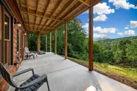 Unique Cabin! Close to Blue Ridge GA and Murphy NC. Hot Tub Has an Amazing View.