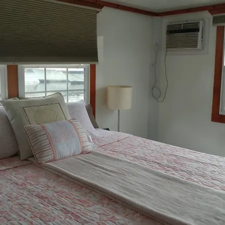 Fun houseboat. Walk to Boston attractions WIFI