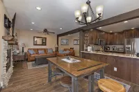 Mammoth Condo, 2 Beds+ 2 Baths, Next to Canyon Lodge-Mammoth Ski & Racquet Club - 4 tähden