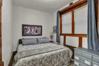 Craftsman charm King Bedroom Private Condo Unit walk to hospital &  capitol - Boutique