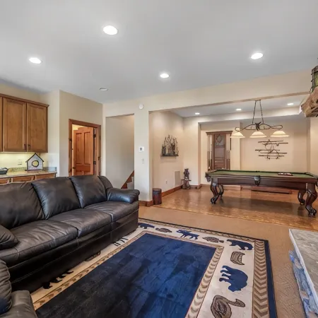 Spacious 5-bedroom Mountain House with Movie Room & Pool Table