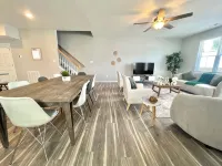 Spacious 5BD 5.5BA house in the Heart of Richmond - บังกะโล