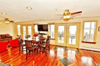 Lakefront, Dock, Near Restaurants, Track & Downtown Saratoga Springs! - Wifi