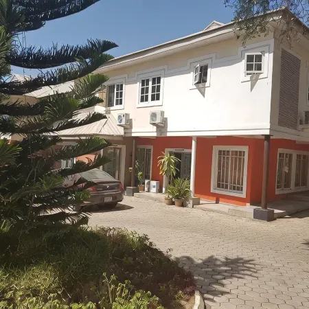 Franzy Suites and Lounge