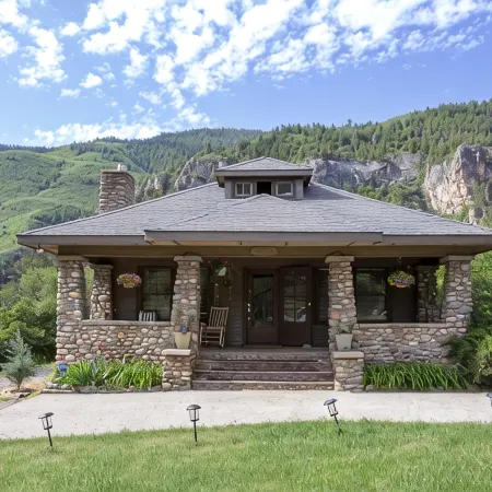 Classic 1900's Rocky Mountain Retreat with Steam Room & Sauna