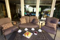 HEATED Pool & Hot Tub in a Quiet Neighborhood- Walk to Town- Dog Friendly - 4 ดาว