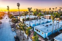 Beachside Retreat: Large Studio with AC 2 Blocks to Beach - Apartemen