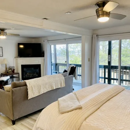 Oz Festival! Walk to Resort! Pets! Fireplace!