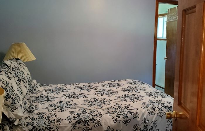 Sunset cottage complete w/large deck, fire pit and mins away from public beach