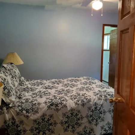 Sunset cottage complete w/large deck, fire pit and mins away from public beach