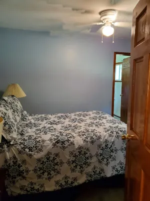 Sunset cottage complete w/large deck, fire pit and mins away from public beach - 2-Star