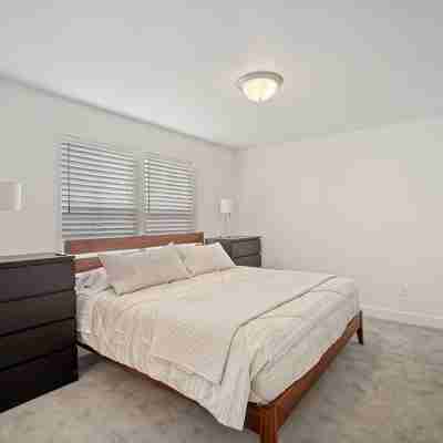 Townhouse w views + 2 car garage + washer + dryer Rooms