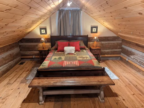 Authentic log cabin nestled in the woods by creek - Alphydda
