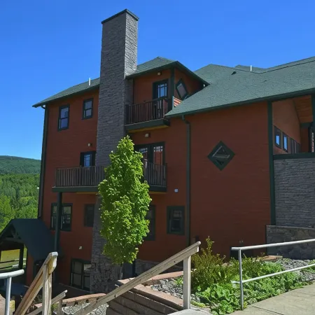 Hunter Mountain 2 Bedroom Condo - Steps to Ski Slopes!!