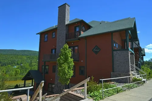 Hunter Mountain 2 Bedroom Condo - Steps to Ski Slopes!! - WiFi