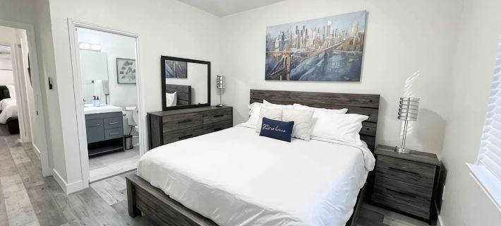 Serenity in Heart of DFW w/ PRIVATE parking & KING Bed ⭑ Min. from DFW Airport + Hoteles en Euless