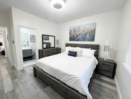 Serenity in Heart of DFW w/ PRIVATE parking & KING Bed ⭑ Min. from DFW Airport + - Kitchens