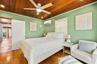 Beautiful Nokomis Beach Cottage. Walk to Beach w/Tranquil & Private Patio - 4-Star