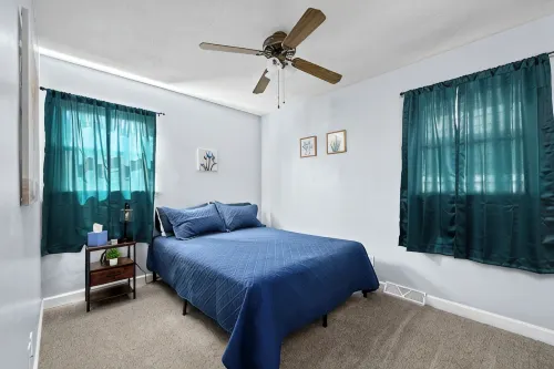 Lovely Updated 2bd house just minutes away from anything the Qc has to offer! - Homestays
