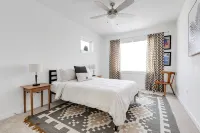Elegant 3-Bedroom Home with Stunning Rooftop Deck & Dining Area - 4 estrellas