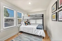 .2 mi to Downtown Rogers, Heated pool on Bike Trail, King Bed, Fire table - Butik