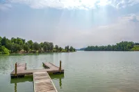 Unforgettable Sunrise View, Dual Living Spaces & on Douglas Lake by Pigeon Forge - Hytter
