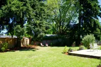 Newly remodeled cozy home with large yard. Close to U of O, Autzen, and Oakway. - 4-Star