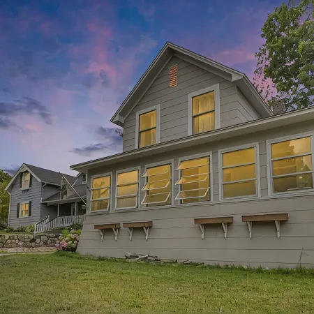 Petoskey in-Town Home Short Walk to: Shopping/Food/Waterfront. Long-Time Hosts.