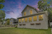 Petoskey in-Town Home Short Walk to: Shopping/Food/Waterfront. Long-Time Hosts. - balcony